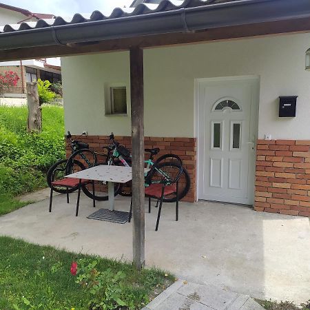Lenilenii Bungalow Jajce Bagian luar foto