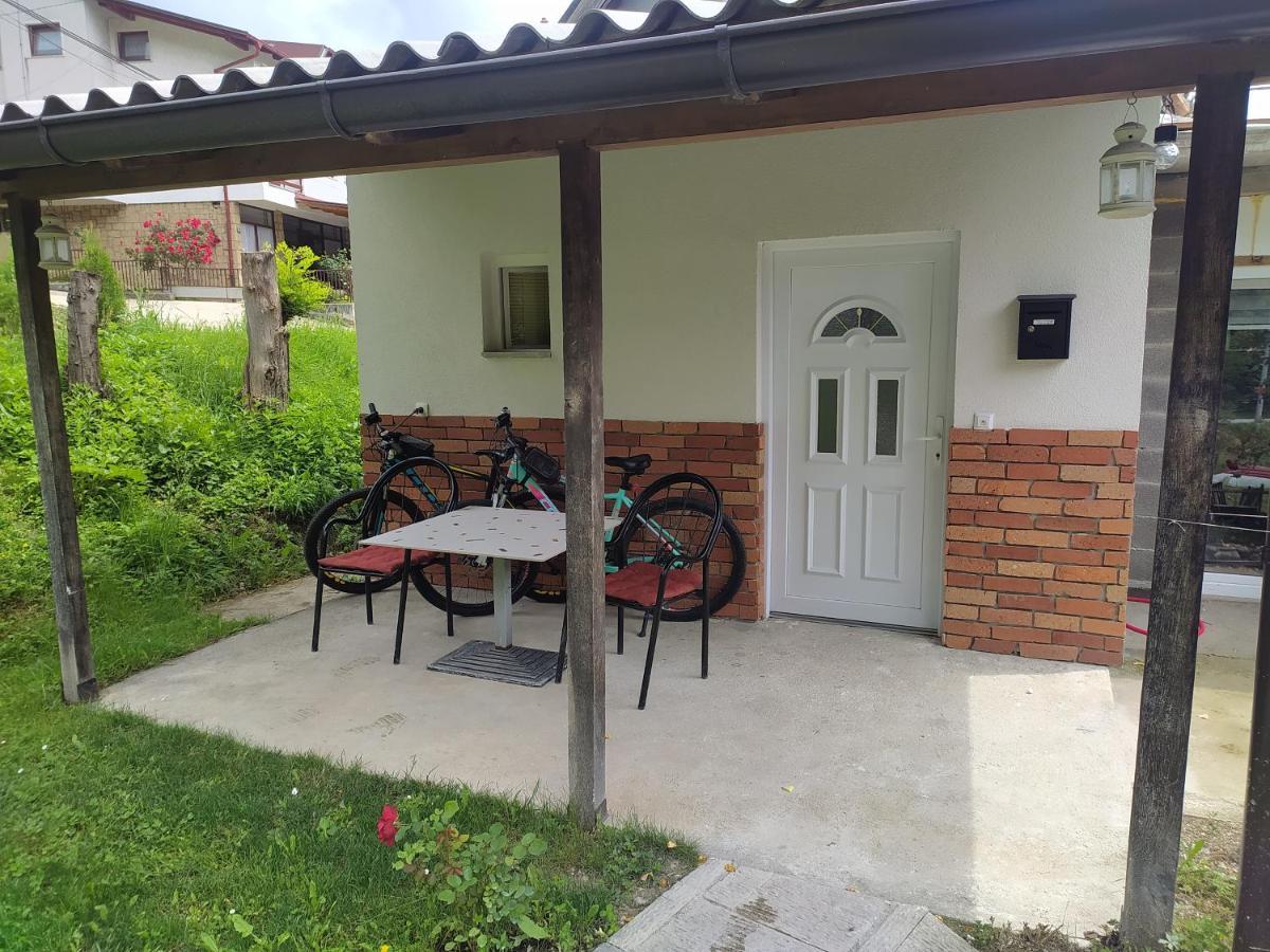 Lenilenii Bungalow Jajce Bagian luar foto